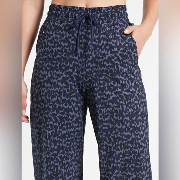 Athleta Women's Avenue Printed Wide Leg Cropped Pants Size 6 Petite Animal Print - Picture 2 of 9